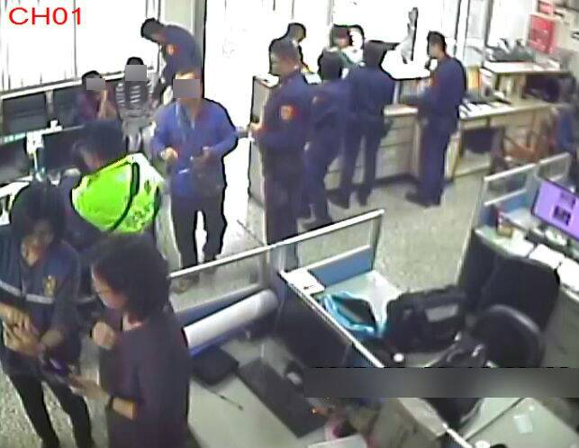 警方勸阻焦慮的洪姓男子（穿藍衣者）匯款，破了詐欺集團老哏。