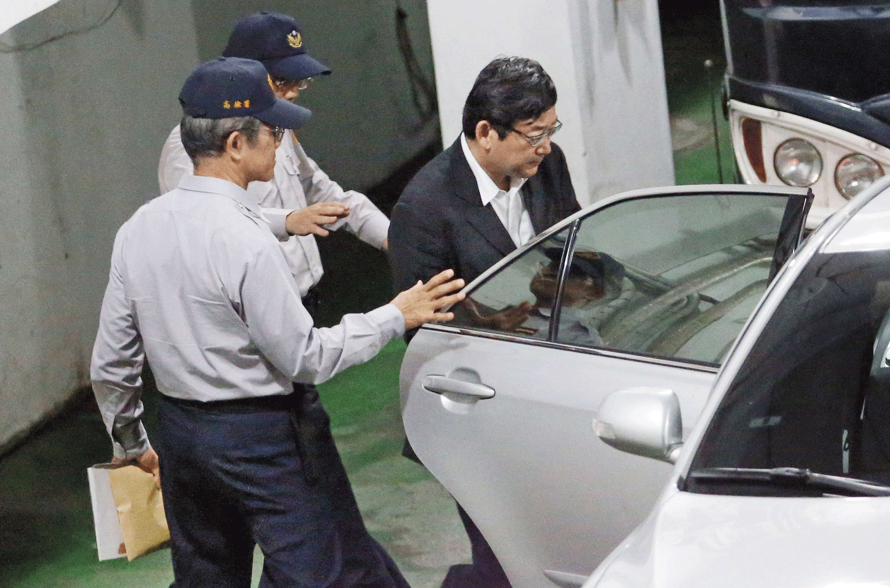 鄧文聰（右1）收押近2年，多次以罹患重度呼吸中止症為由，請求停押具保，高院2月底裁准以3.5億元交保，為史上交保金第2高紀錄。（中央社）