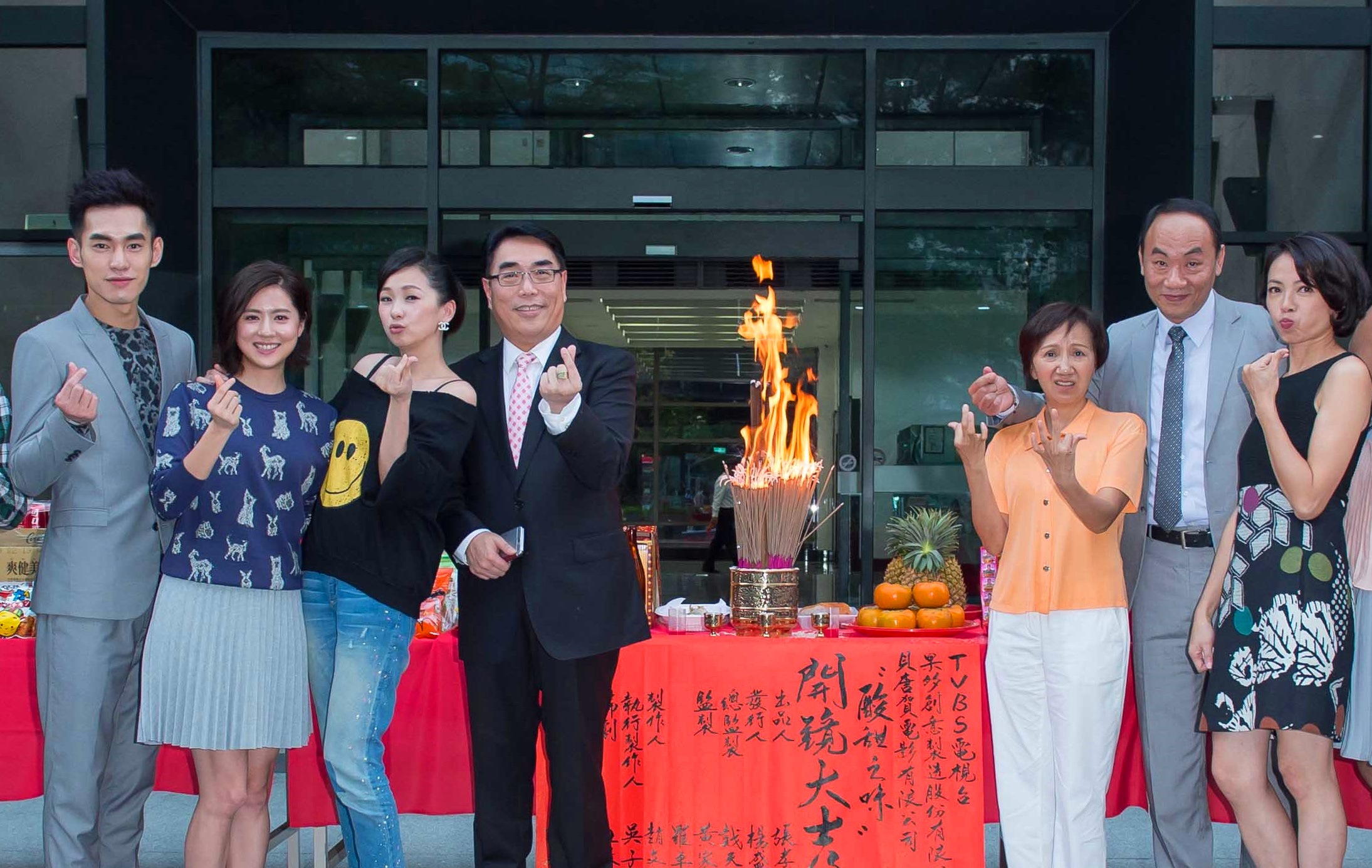 TVBS執行副總楊盛昱（左四）積極投入每一部台內新戲製作。（TVBS提供）