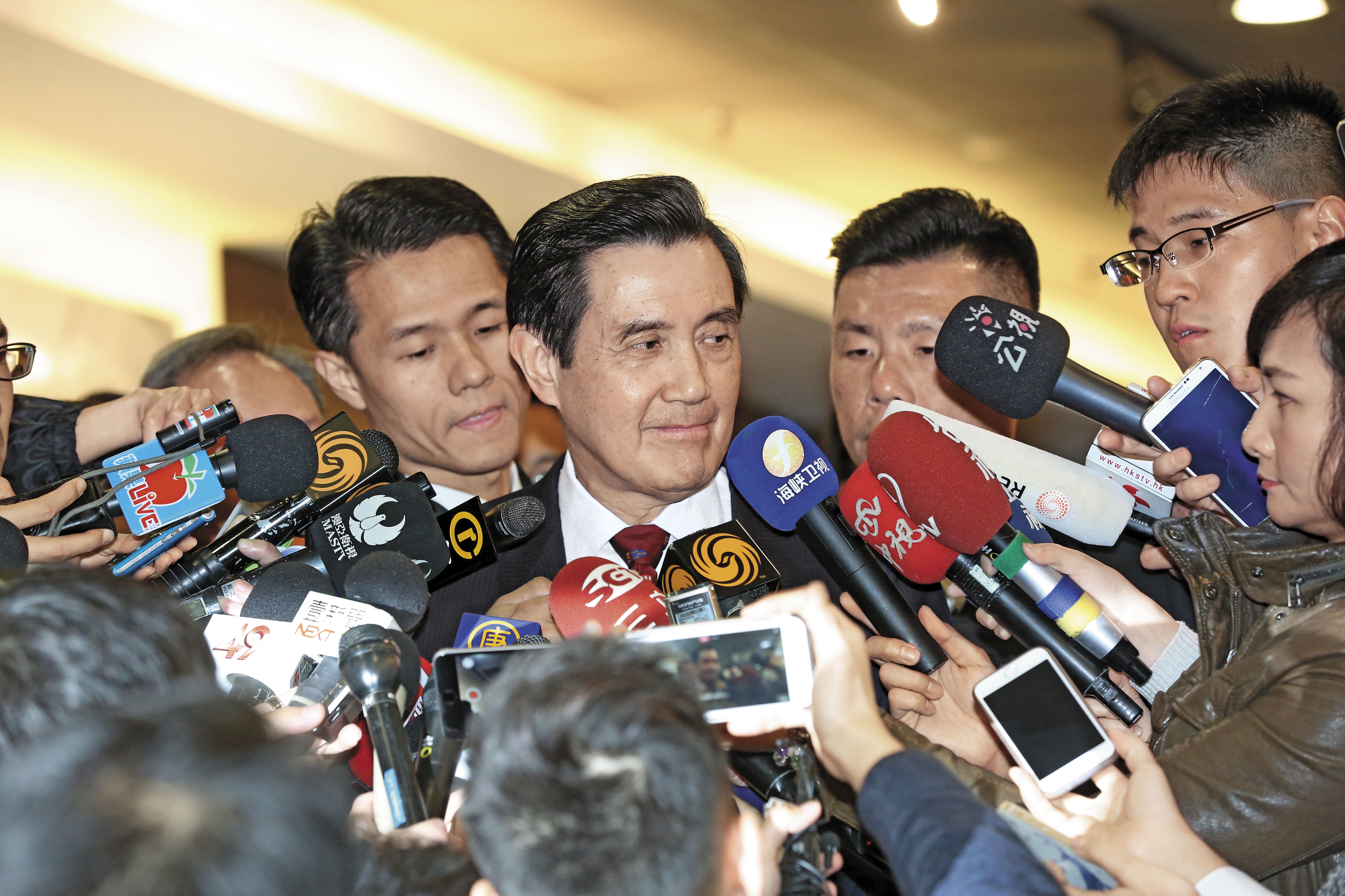 馬英九（右3）洩密案另有自訴部分由台北地院審結，訂3月28日宣判，他歷次出庭均強調無罪。