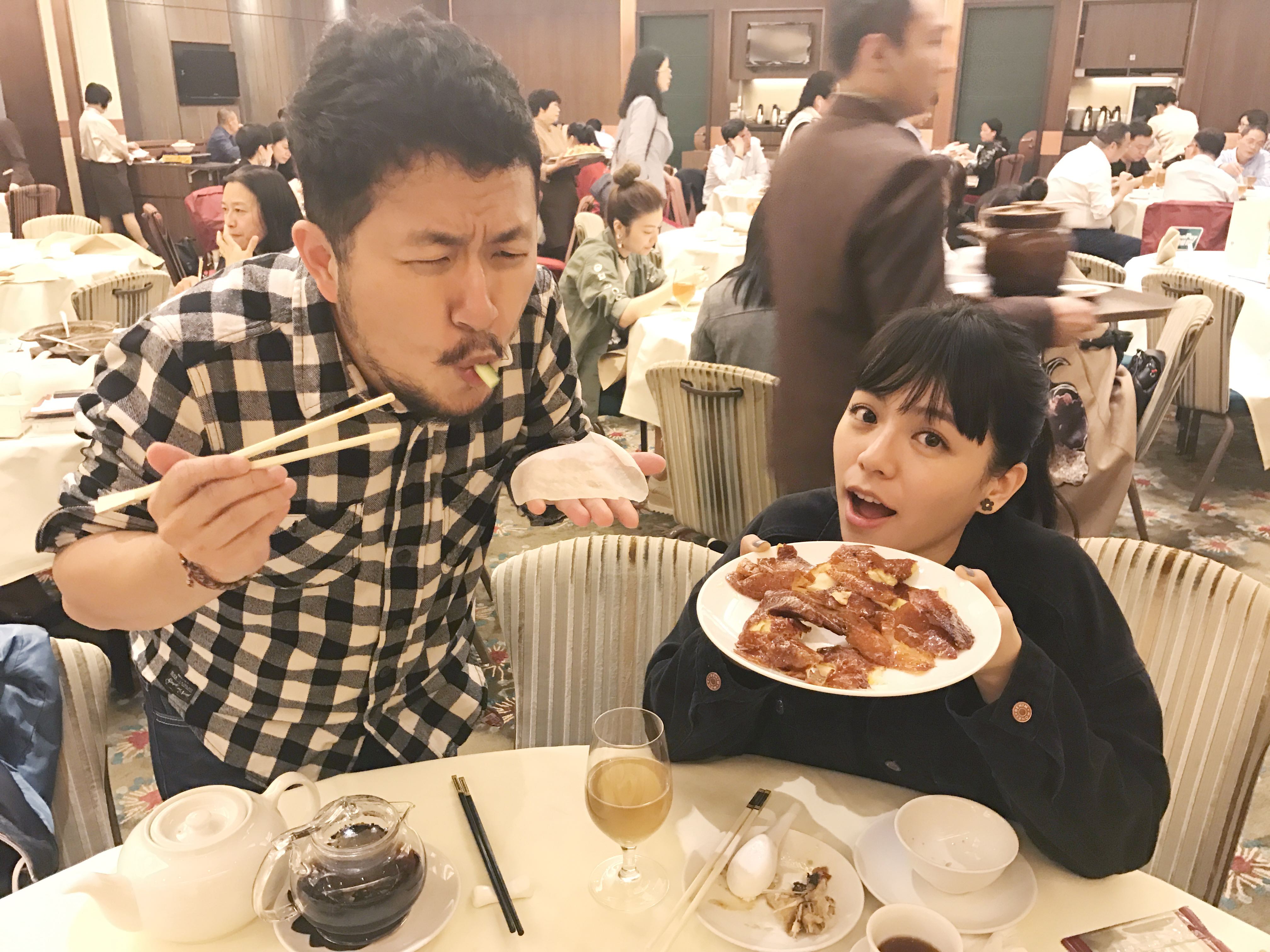 九把刀與同門宋芸樺吃烤鴨，爽快。