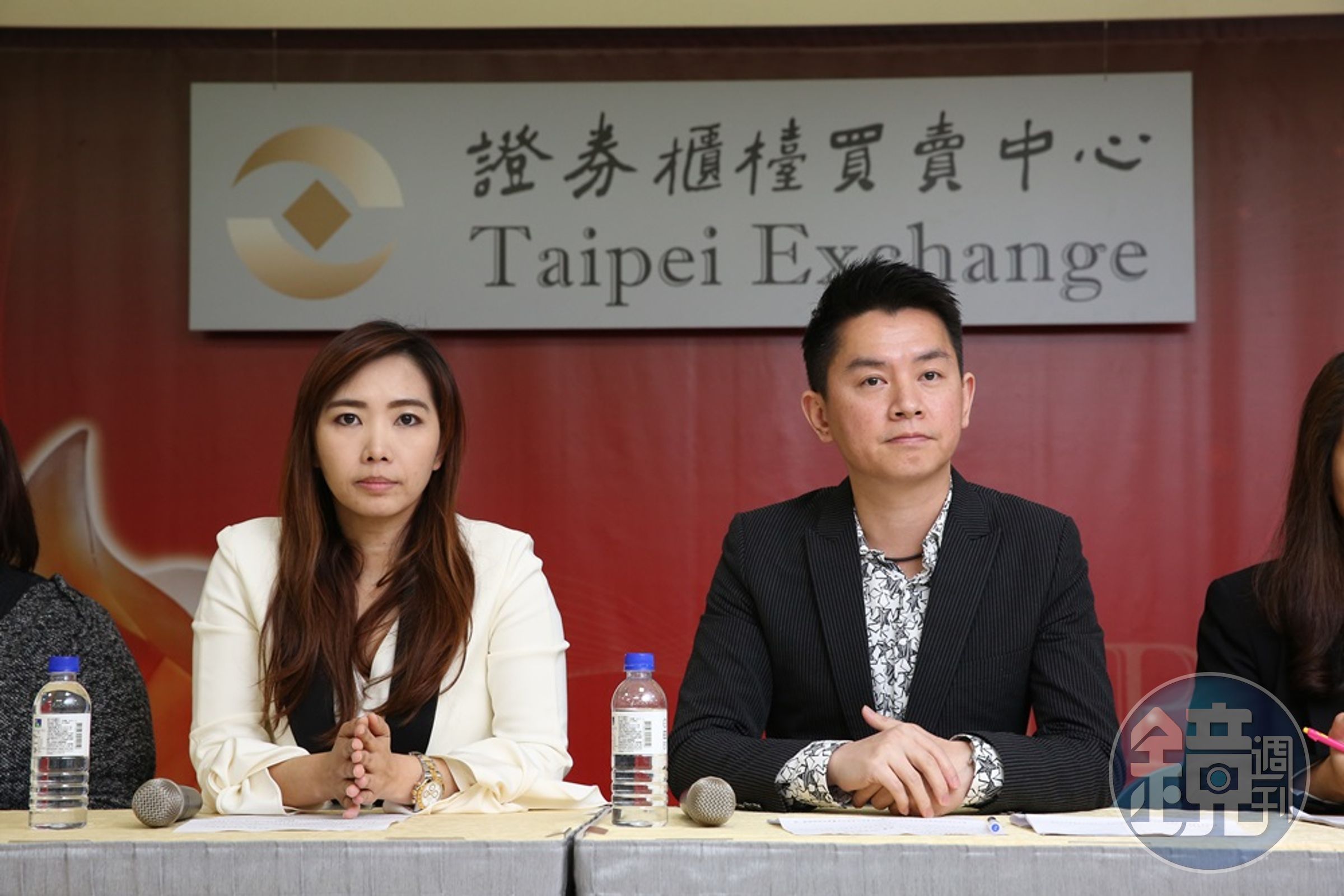 上櫃網路公司久大資訊總經理涂靜婷（左）、數字科技總經理吳聰賢，一同宣布交易案，由久大收購數字科技旗下101原創T恤。