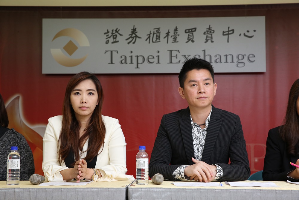 上櫃網路公司久大資訊總經理涂靜婷（左）、數字科技總經理吳聰賢，一同宣布交易案，由久大收購數字科技旗下101原創T恤。