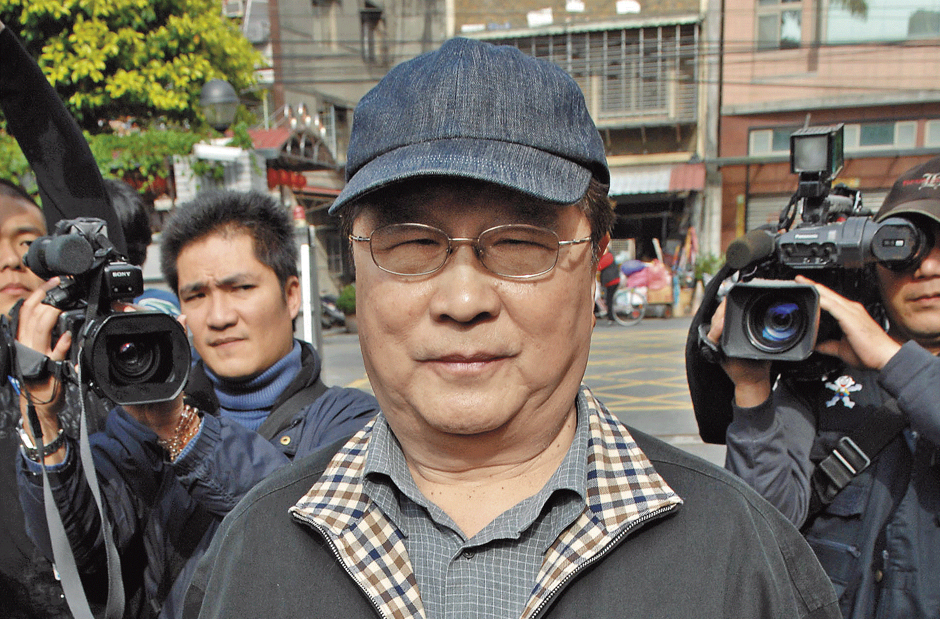 前立委羅福助涉及炒股等弊案遭判刑，交保後搭漁船潛逃出境。