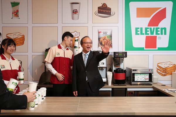 統一超總經理陳瑞堂14日出席記者會，向媒體說明今年展望。