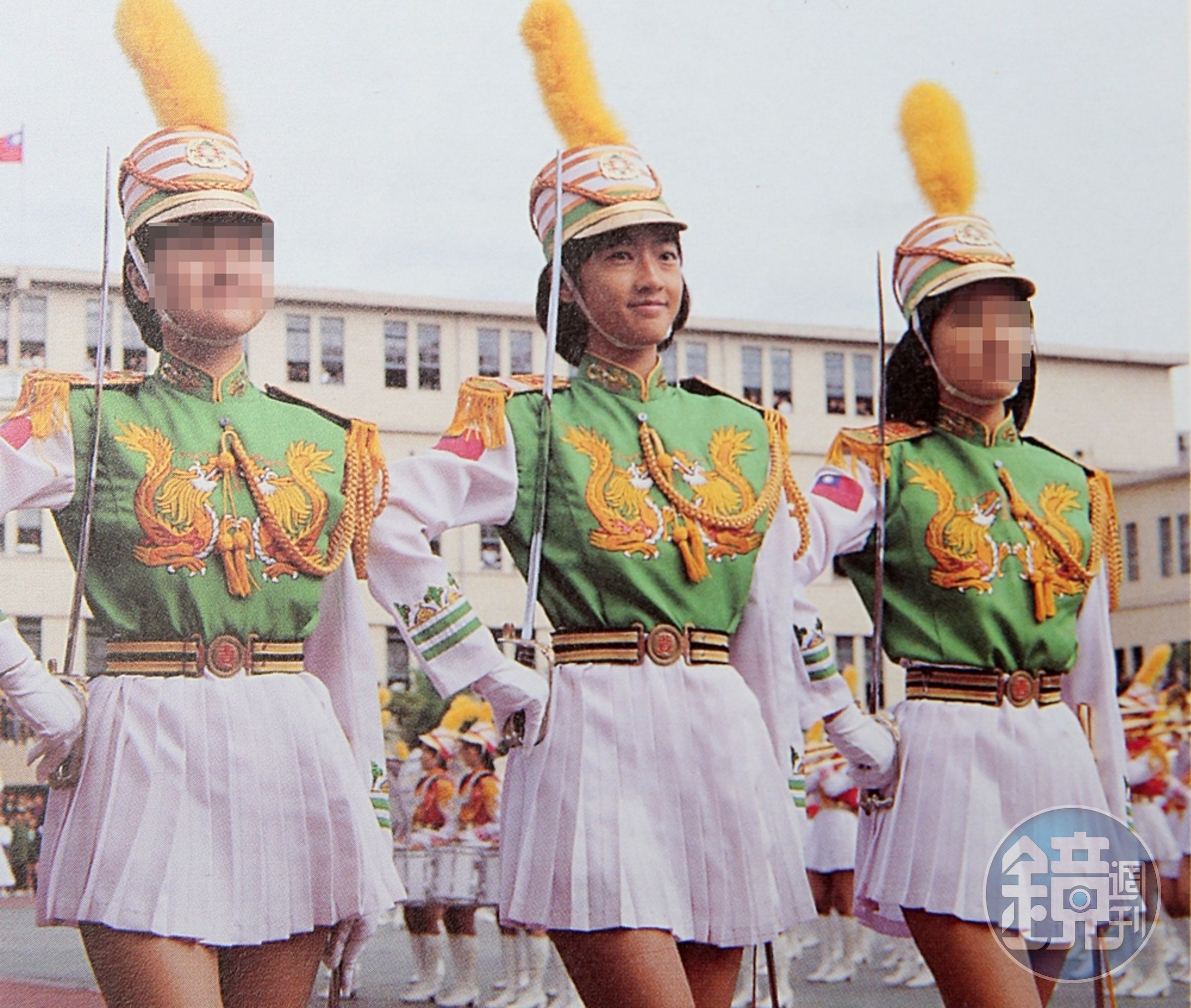 邱慧平（中）高中就讀北一女時成績優異，還曾經擔任儀隊隊長，同學對她頂著大太陽的認真練習態度留下深刻印象。（讀者提供）