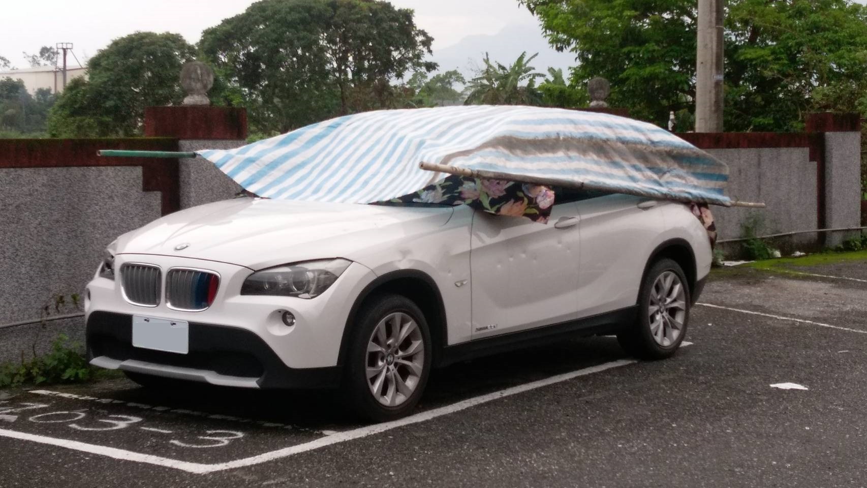 斯圖亞特莊園離職員工並未出面爆料，車子卻在報導見刊隔日被人砸毀。