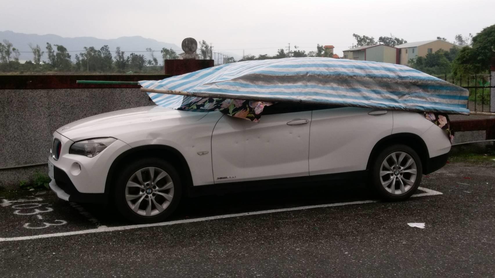 車子的車窗全毀，車身也被敲出許多凹洞。