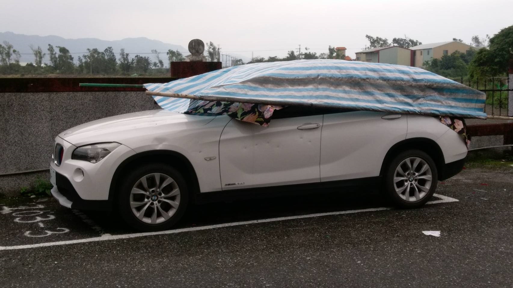 車子的車窗全毀，車身也被敲出許多凹洞。
