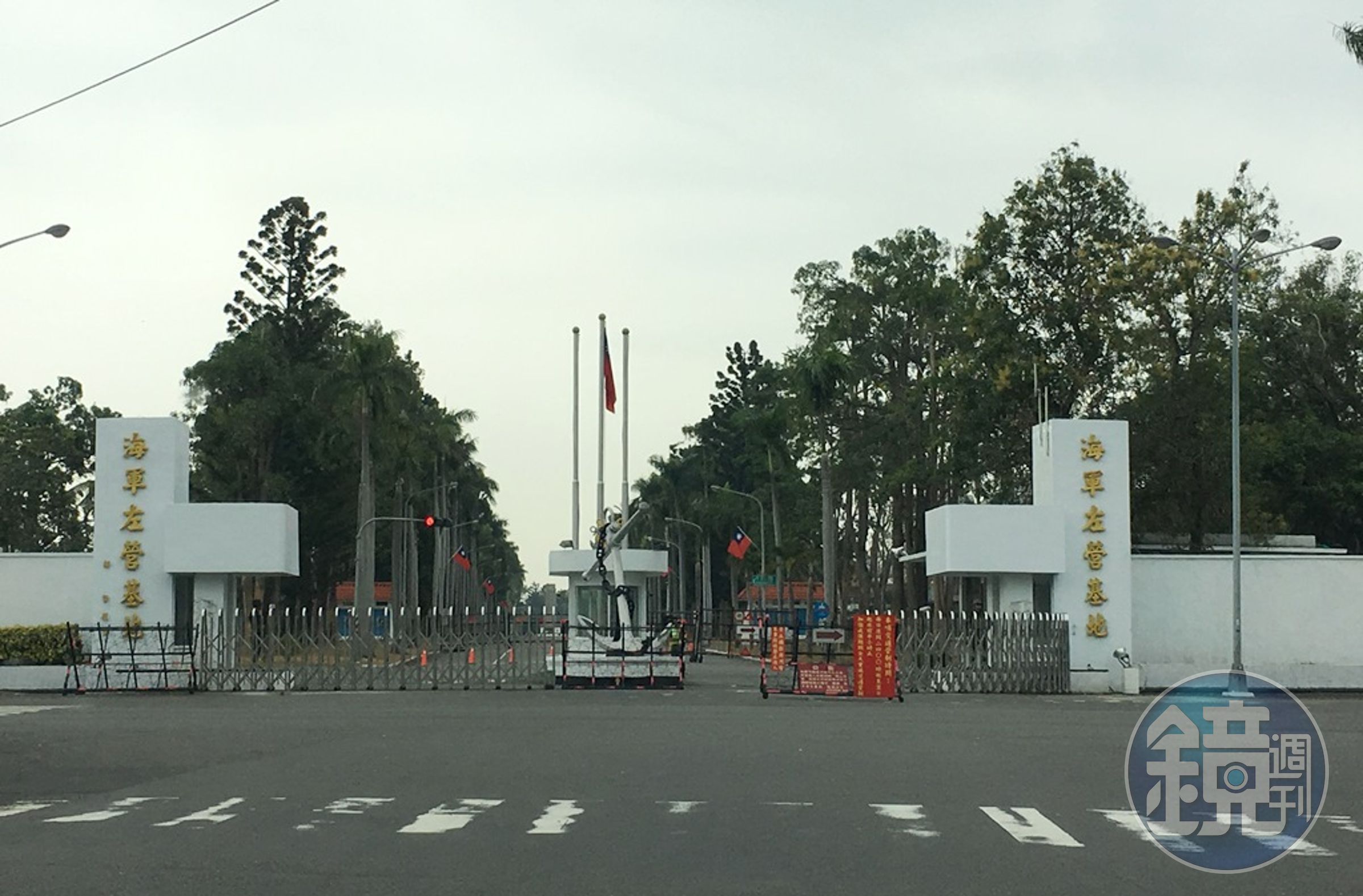 楊姓民眾從海軍軍區大門闖入，衛兵竟攔不停。