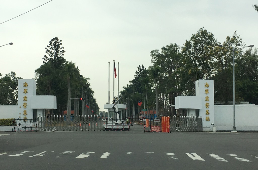 楊姓民眾從海軍軍區大門闖入，衛兵竟攔不停。