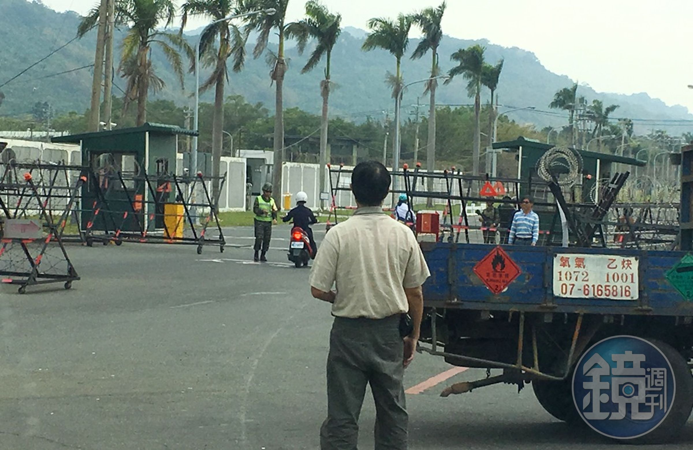 過了10分鐘後，楊男出現在文康哨口進出入海軍基地，如入無人之境 ，誇張程度讓人搖頭。