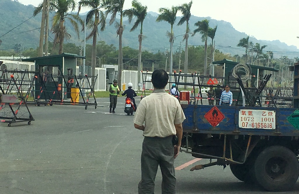 過了10分鐘後，楊男出現在文康哨口進出入海軍基地，如入無人之境 ，誇張程度讓人搖頭。