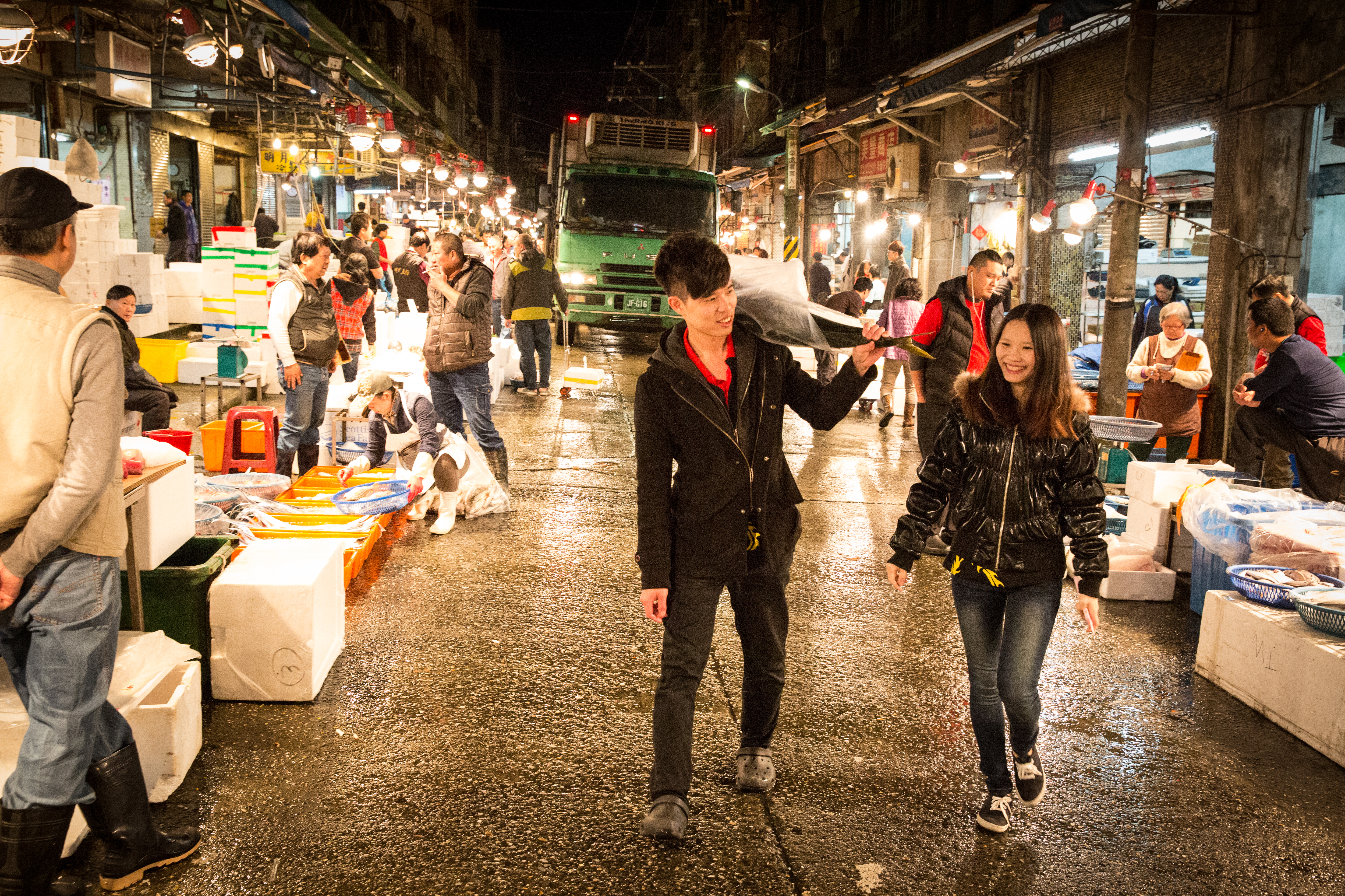 沈子豪（左）每週都會和女友陳姵君（右）上基隆崁仔頂魚市採購漁獲，根據時令海鮮變換菜色內容。
