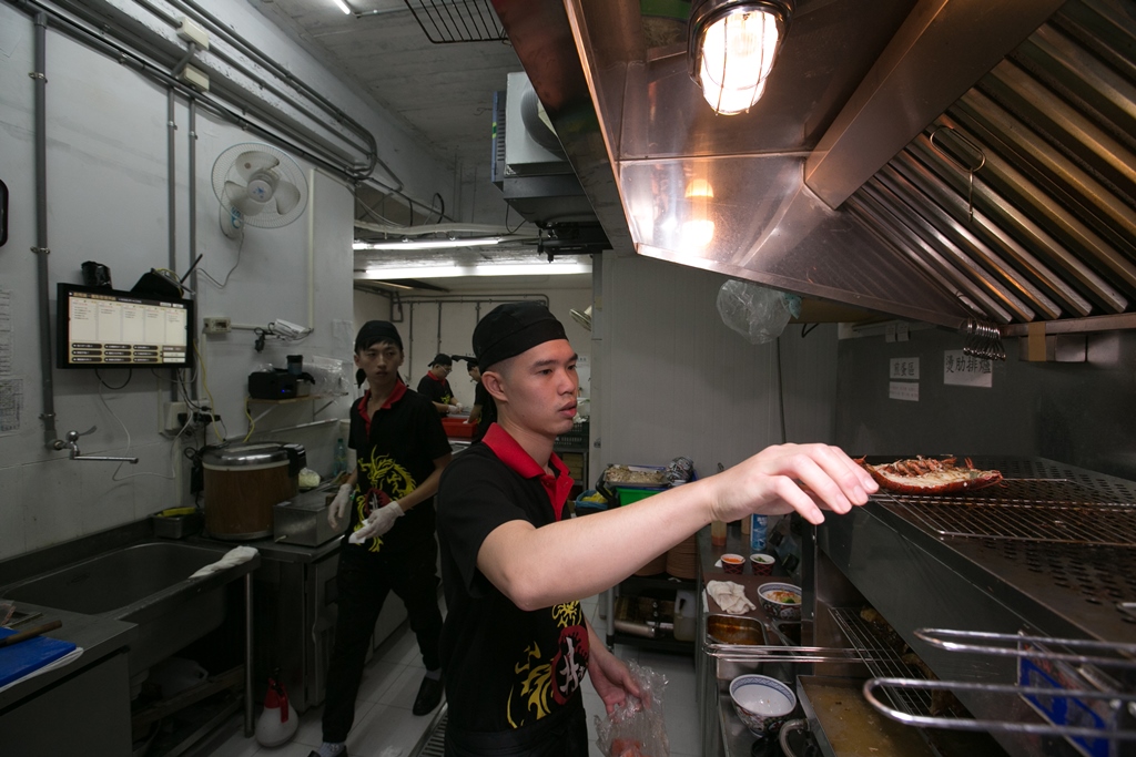 「丼賞和食」老闆沈子豪年紀僅有25歲，單店已能創造300萬元月收。