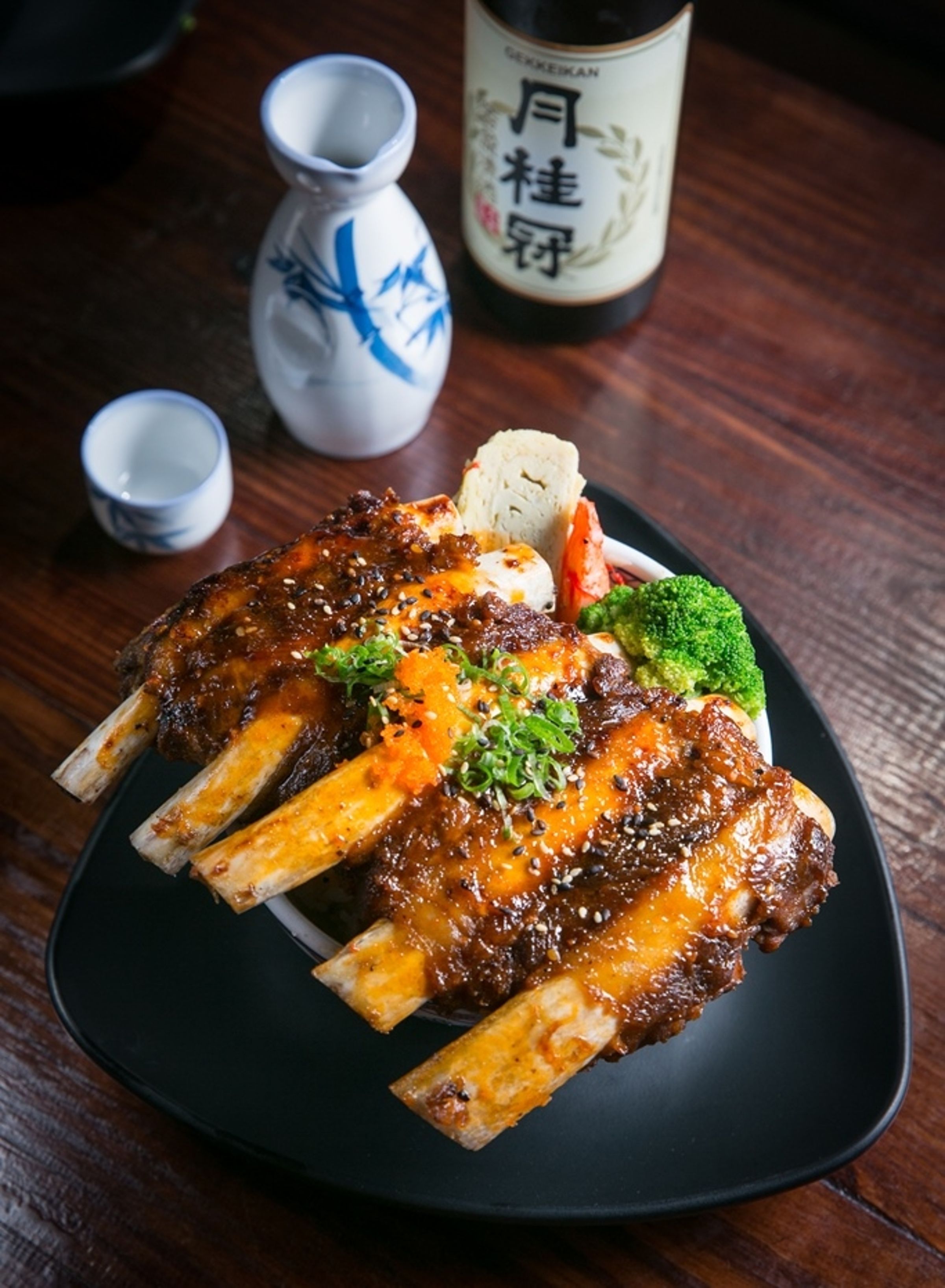 以豬肋排為主角的鬼爪丼，曾被客人誤認有蟲，老闆沈子豪為安撫顧客下跪道歉。（190元／份）