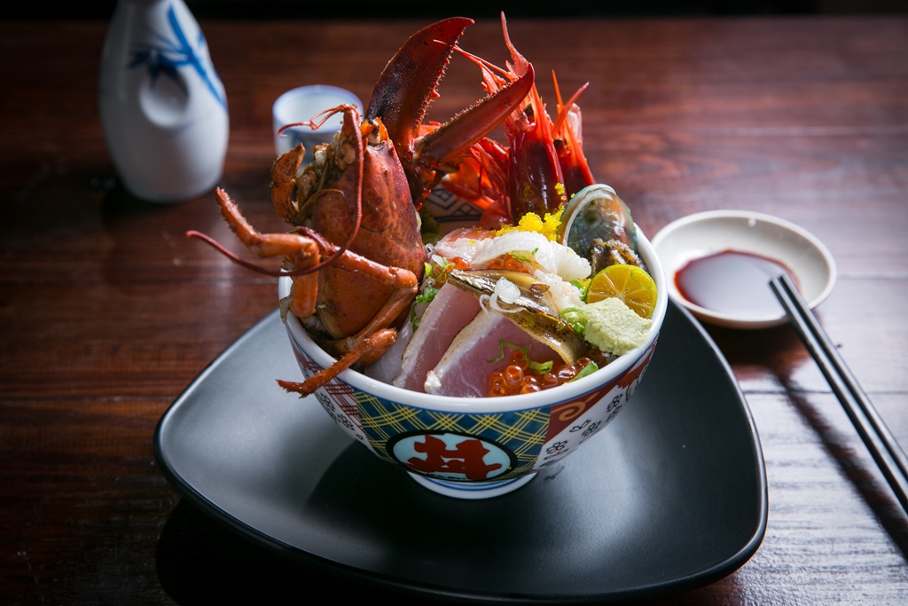 招牌波龍丼料多豐富，色彩鮮豔，海鮮滿到溢出碗外。（690元／份）