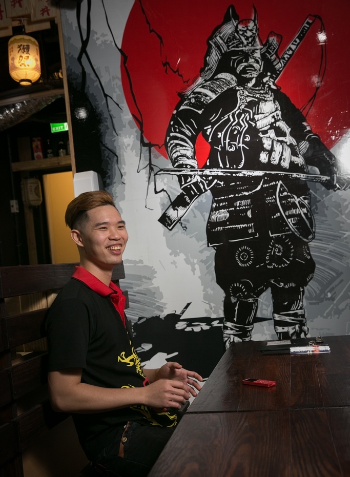 曾經負債200萬，花了2年，一天打4份工還清債務，沈子豪有著同齡人沒有的豁達和成熟。