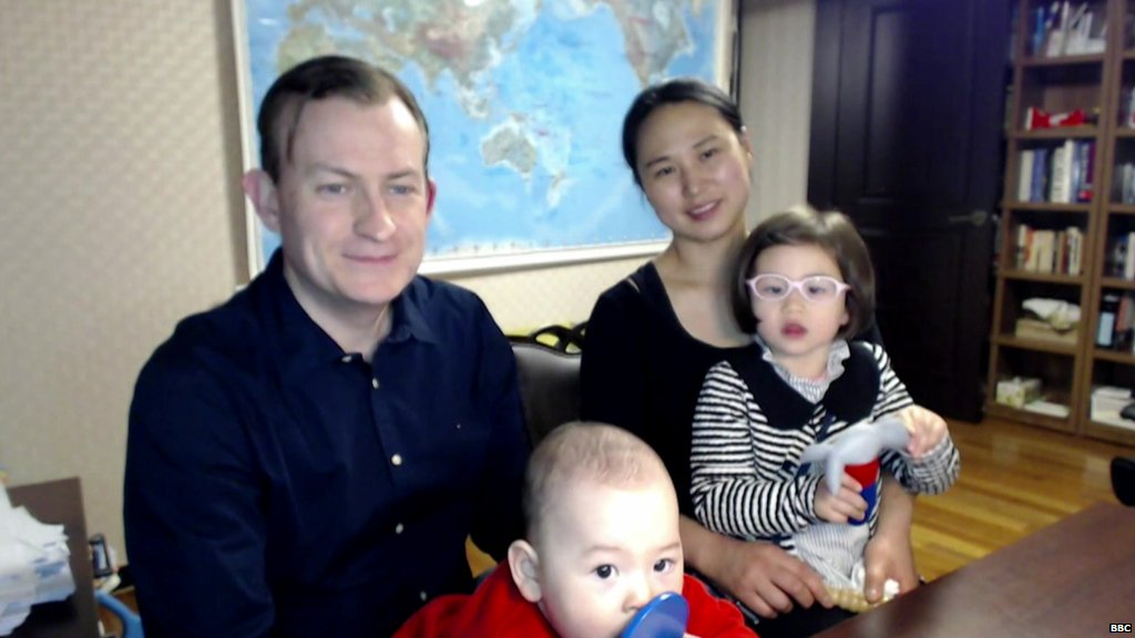 沉寂了幾天後，韓國專家凱利和全家人一起接受BBC專訪，兩名稚子仍然極度「不安份」。（翻攝BBC）