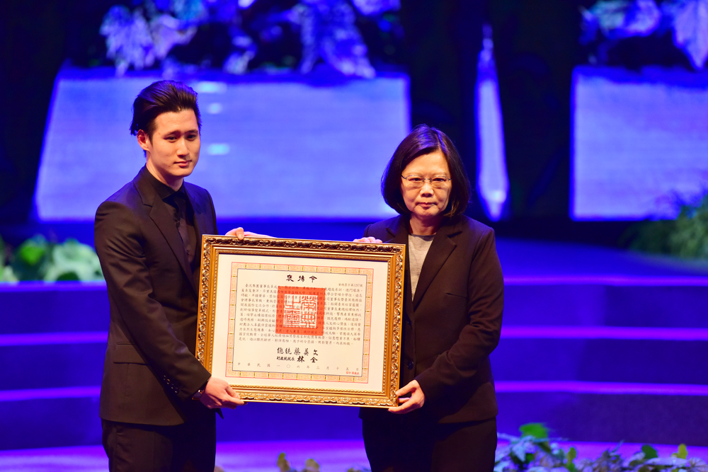 總統蔡英文出席前台泥董事長辜成允音樂追思會，並頒贈褒揚令。