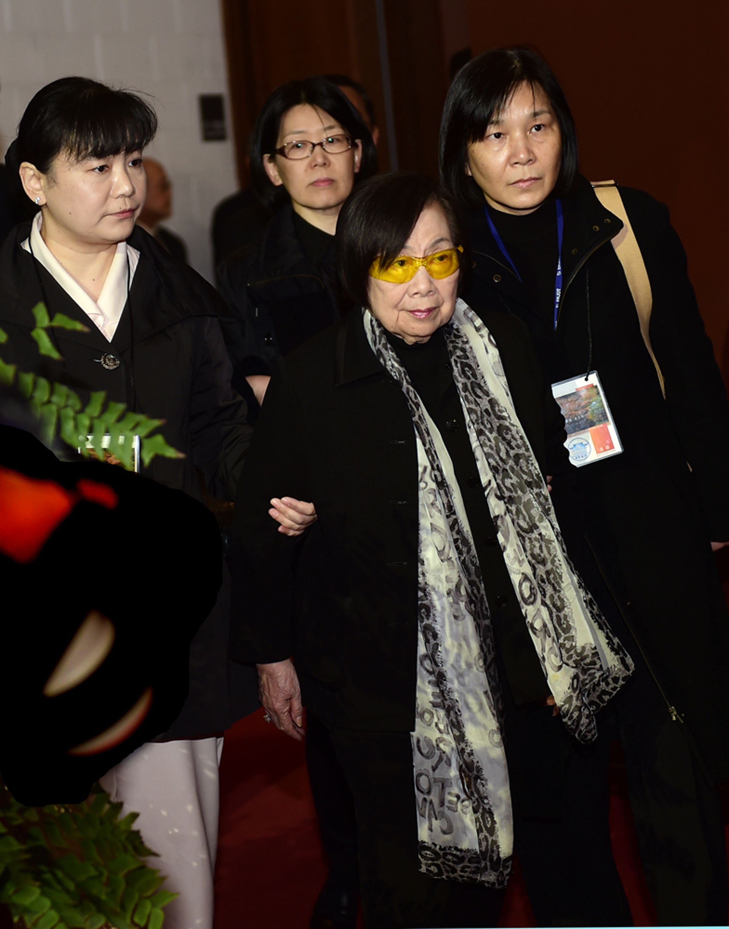 高齡92歲的辜嚴倬雲難掩悲痛，在張安平致詞結束前，就先行離開。