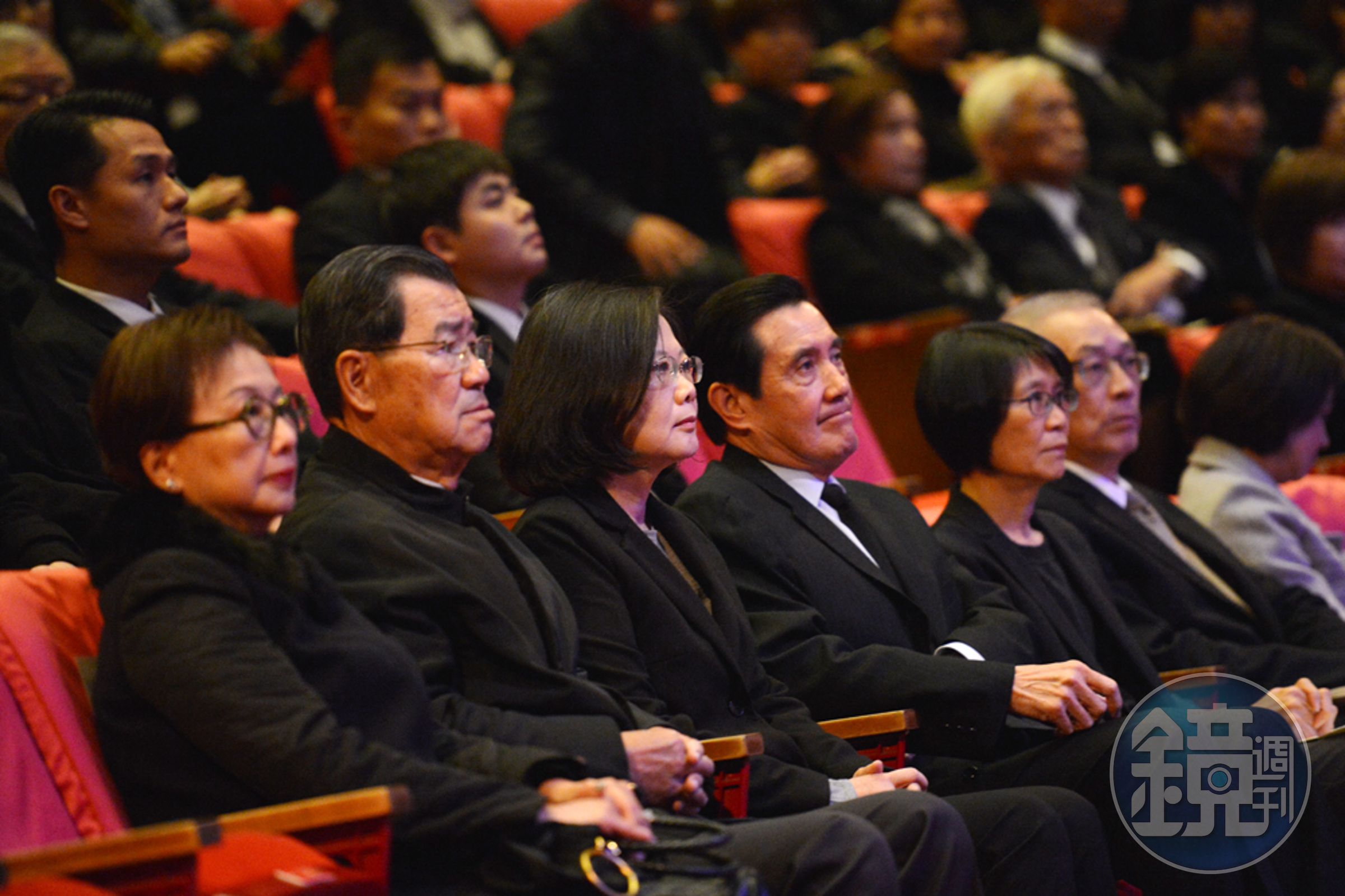 現任總統蔡英文和甫被起訴的前總統馬英九在前台泥董事長辜成允的追思會上並肩而坐。