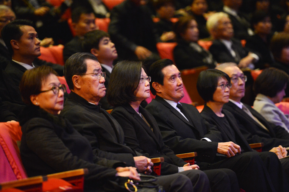 現任總統蔡英文和甫被起訴的前總統馬英九在前台泥董事長辜成允的追思會上並肩而坐。