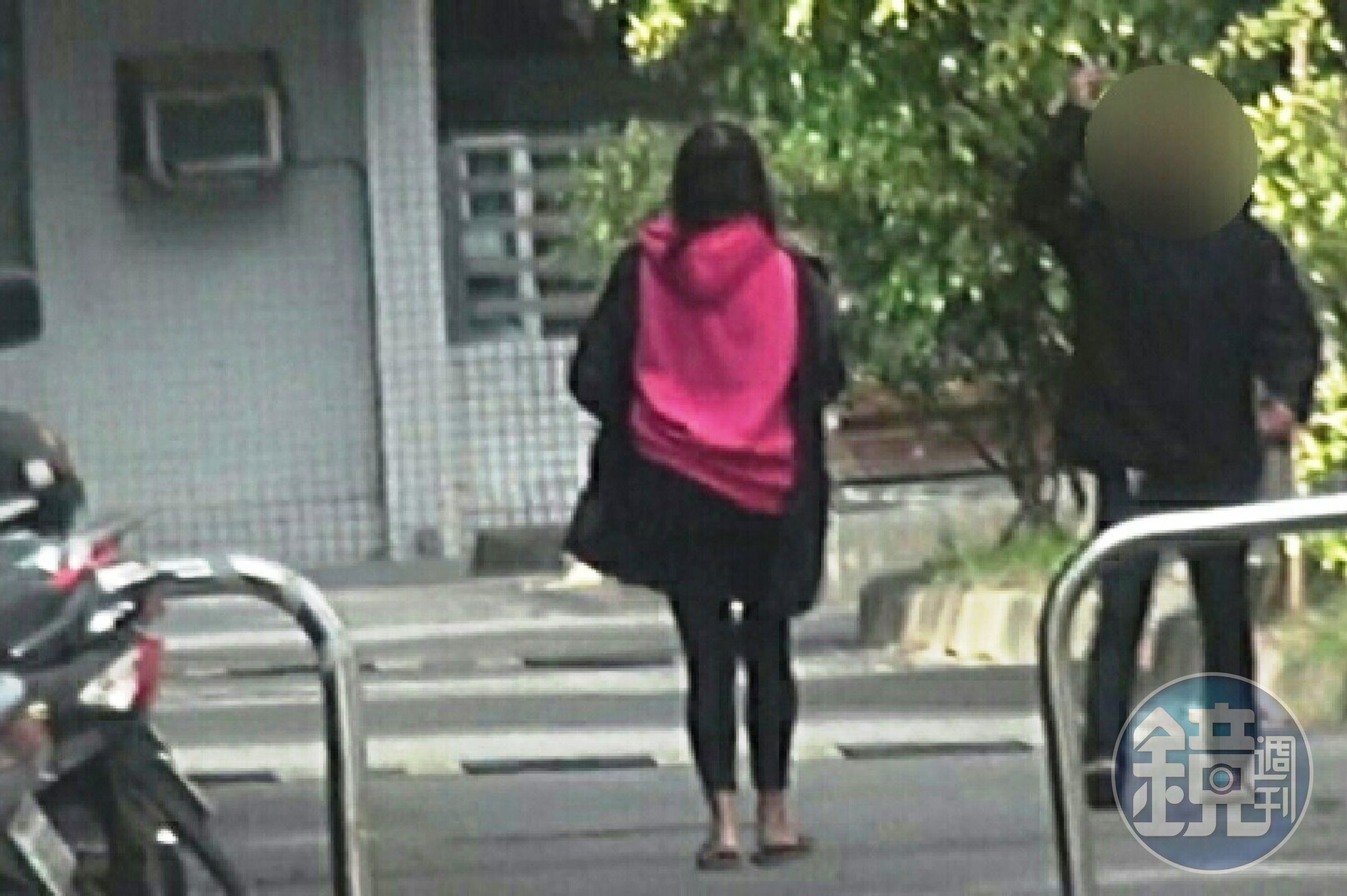 鄧女正與購買毒品的美沙酮戒治者接觸。