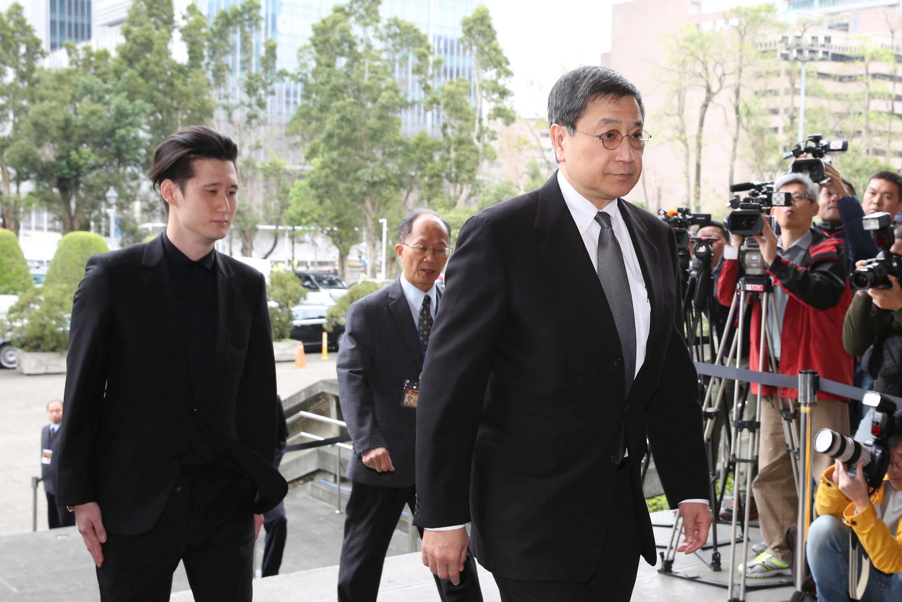 辜成允妹婿、台泥董事長張安平(右)、辜成允兒子辜公愷(左),出席15日舉行的台泥前董事長辜成允追思音樂會。