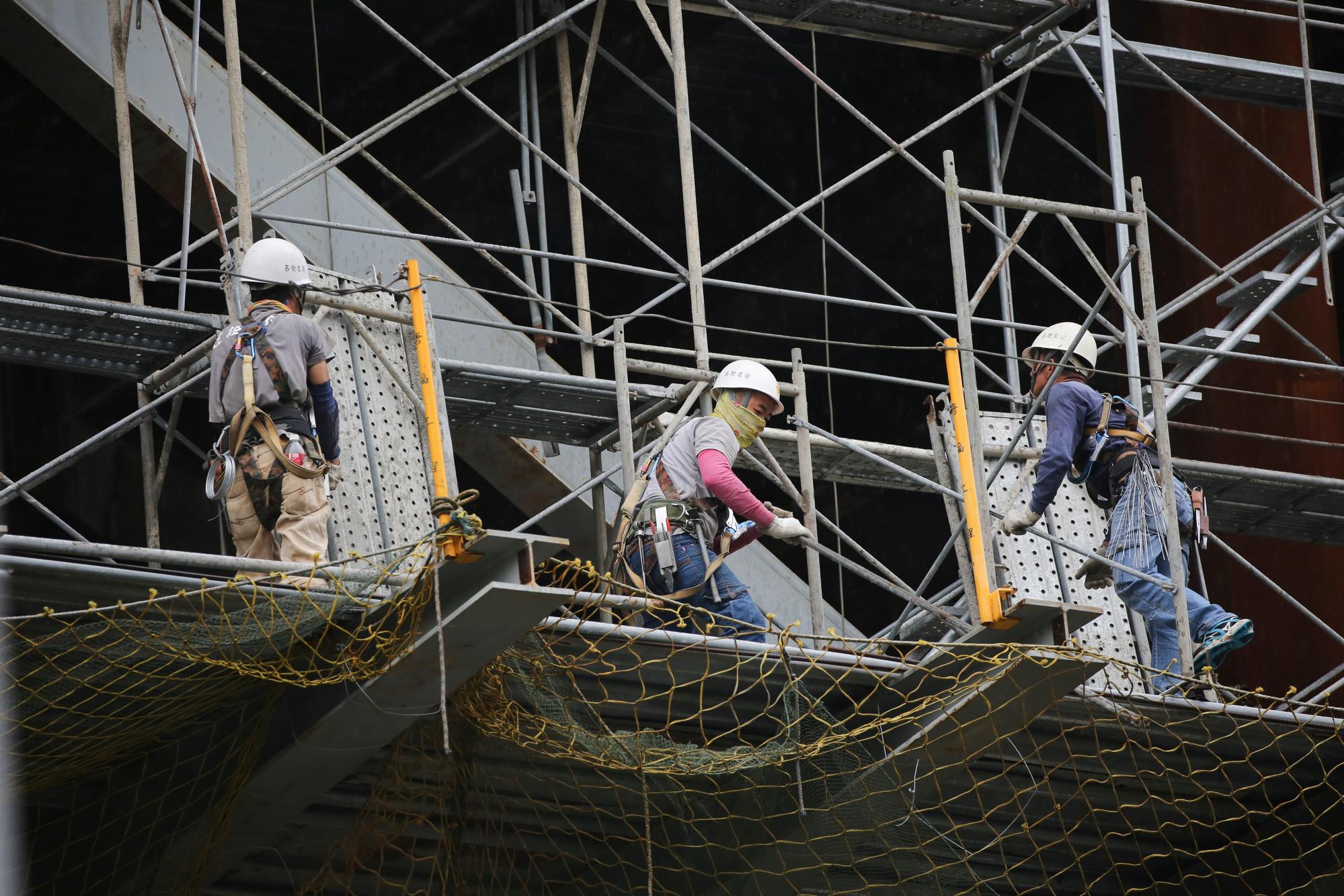 新建物從生產、運送至興建,相較於舊建物整建與裝修,耗費起碼八倍以上的資源,眾多拆除及重建案的環境衝擊不容小覷。