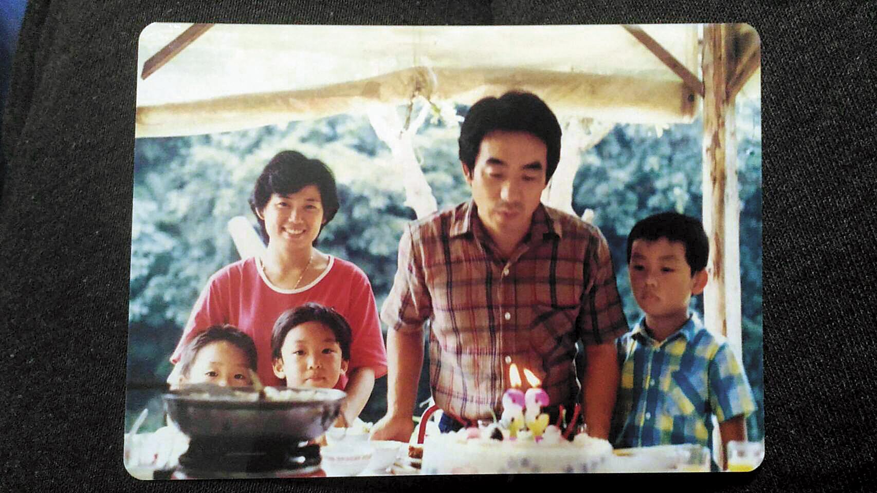 1986年生日時,高橋和太太及孩子們合影。他現在是5個孩子的父親、4個孩子的爺爺。(高橋正己提供)