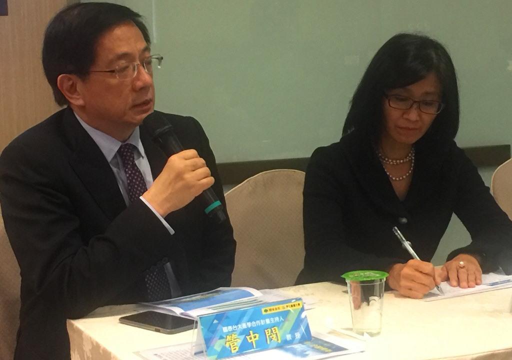 管中閔（圖左）直言，夏季的缺電問題，比一例一休更嚴重，衝擊今年的經濟成長率。圖右為國泰金投資長程淑芬。