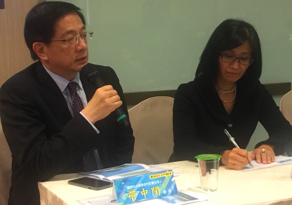 管中閔（圖左）直言，夏季的缺電問題，比一例一休更嚴重，衝擊今年的經濟成長率。圖右為國泰金投資長程淑芬。