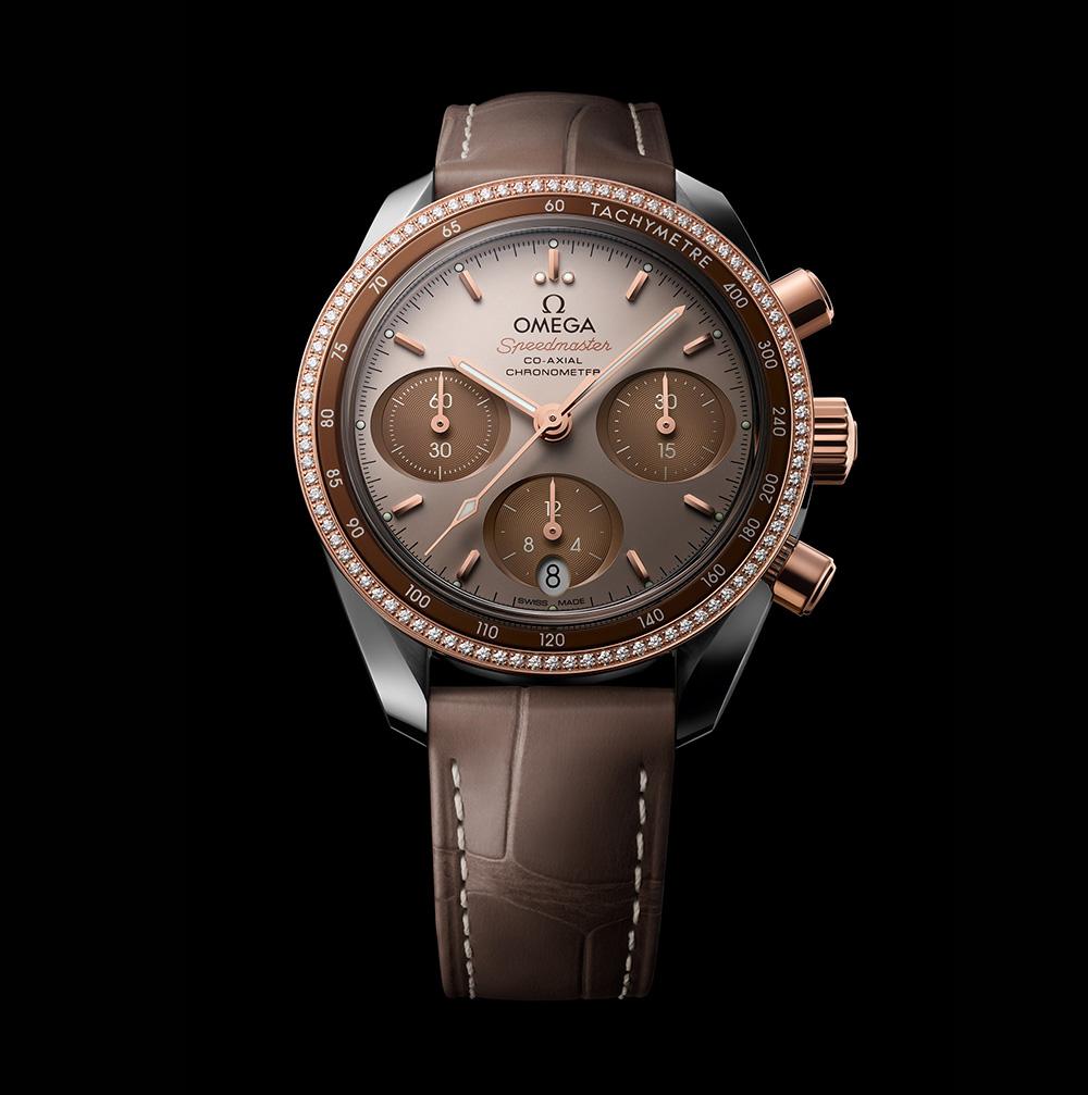 Speedmaster 超霸38mm女錶，鑲鑽圈裝飾之外還運用新的灰棕色調。