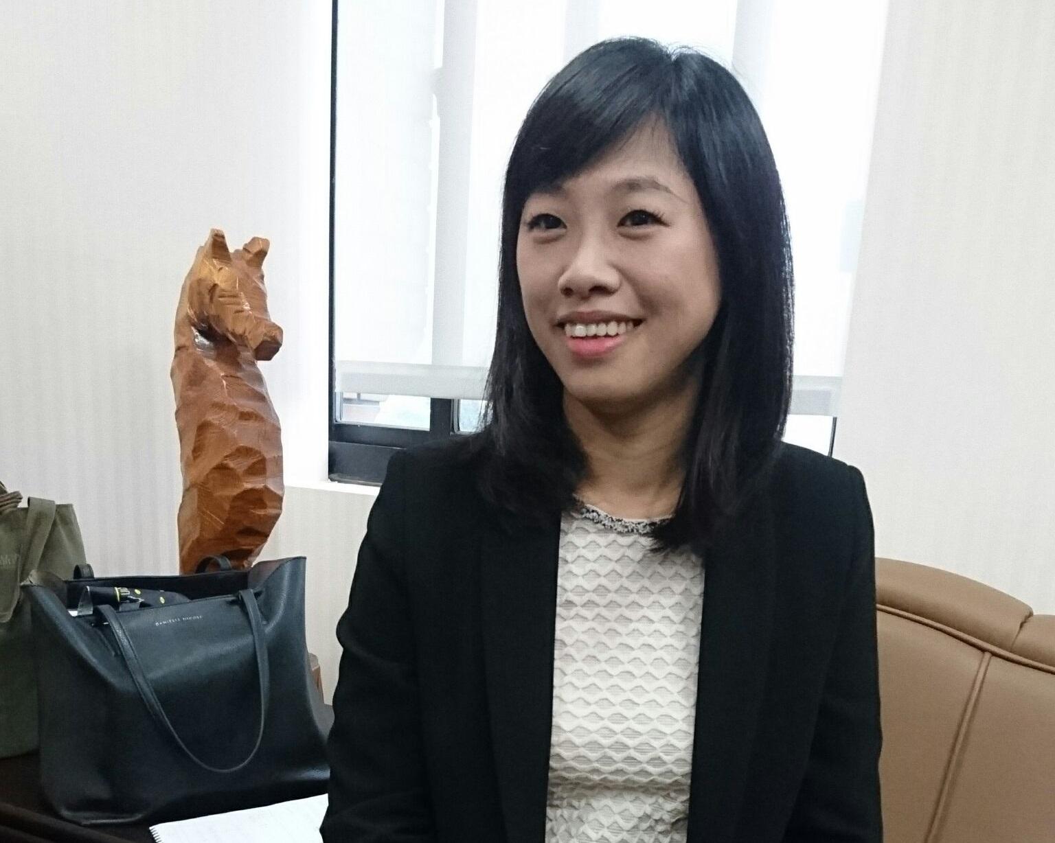 負責肅貪的北檢檢察官鄧巧羚長相甜美,辦過多起大案,剛從總統蔡英文手中獲頒十大傑出女青年。