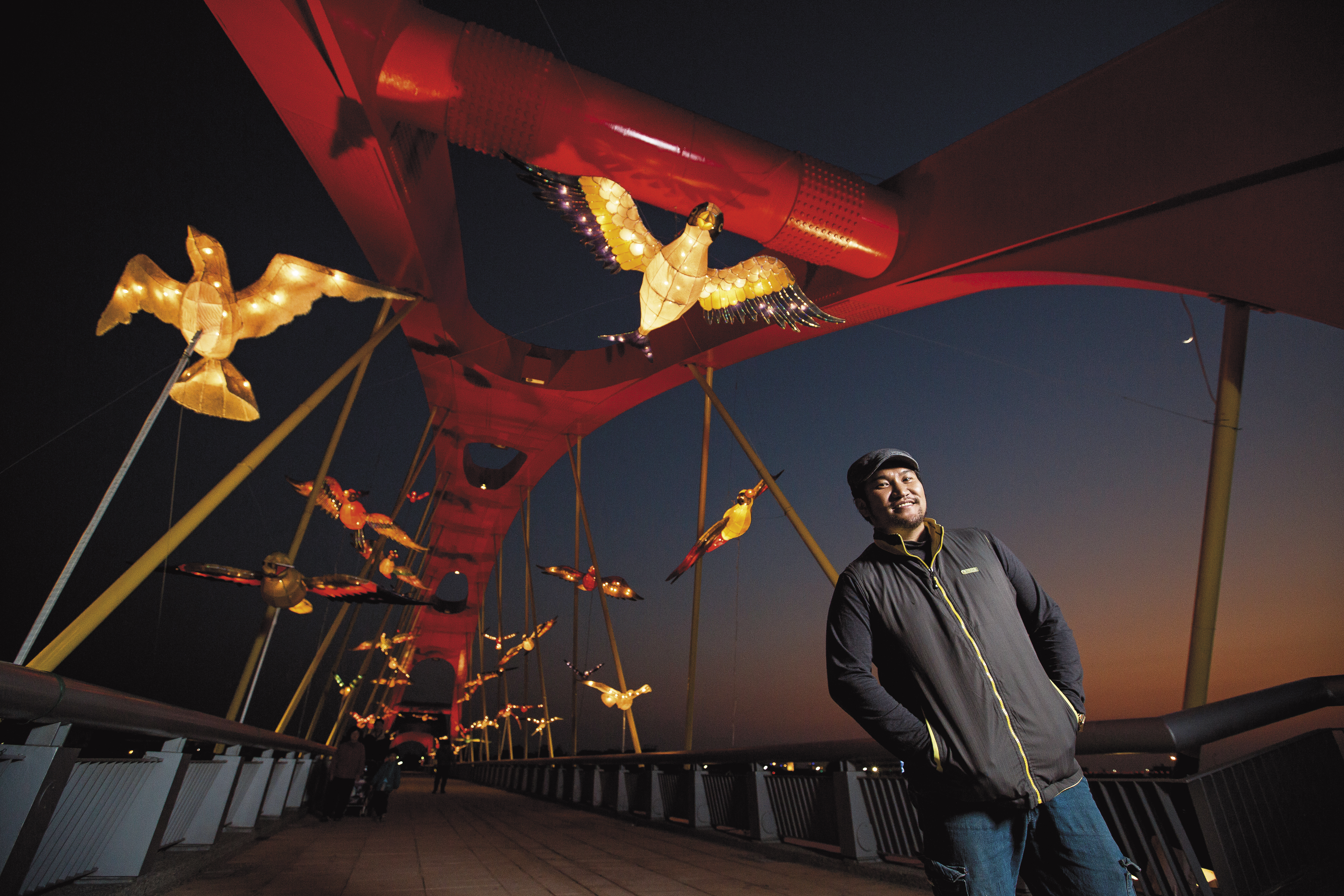 目前仍在北港大橋展出的百鳥朝鳳燈區，是由精通武術、花燈、獅頭製作的吳登興所製，但他一度因為出身武術家庭、生活困苦而自卑。