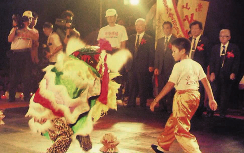 為了生計，年幼時的吳登興常陪父母到中南部鄉鎮廟口表演武術。（吳登興提供）