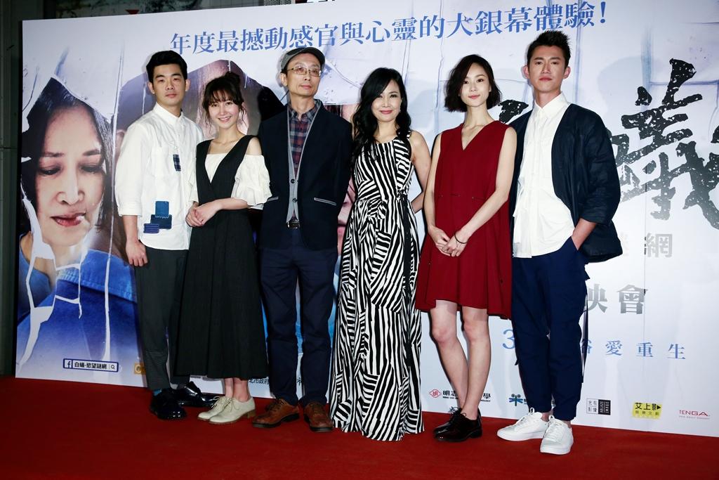 《白蟻-慾望謎網》首映,演員胡瑋傑(左起)、蔡星瑀、導演朱賢哲、鍾瑶和吳慷仁一起亮相。