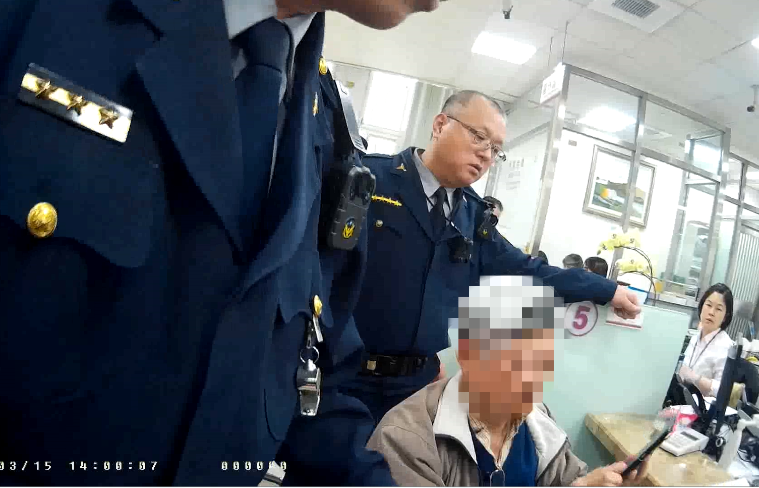 老翁接到假檢調電話,匆匆至銀行提領270萬鉅款,引起駐行員警注意。