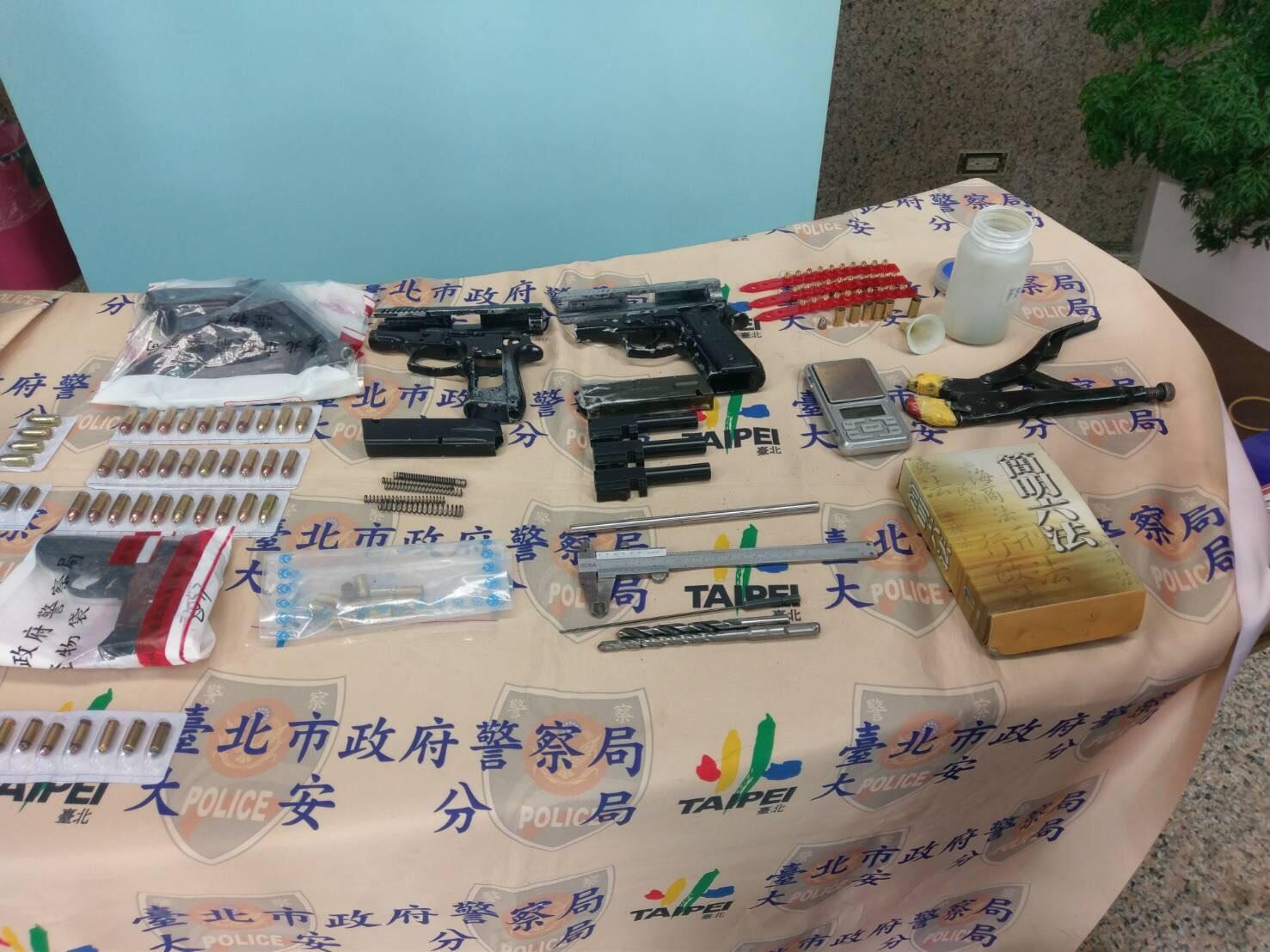 警方在廖男家中搜到2把改造手槍以及48發子彈。