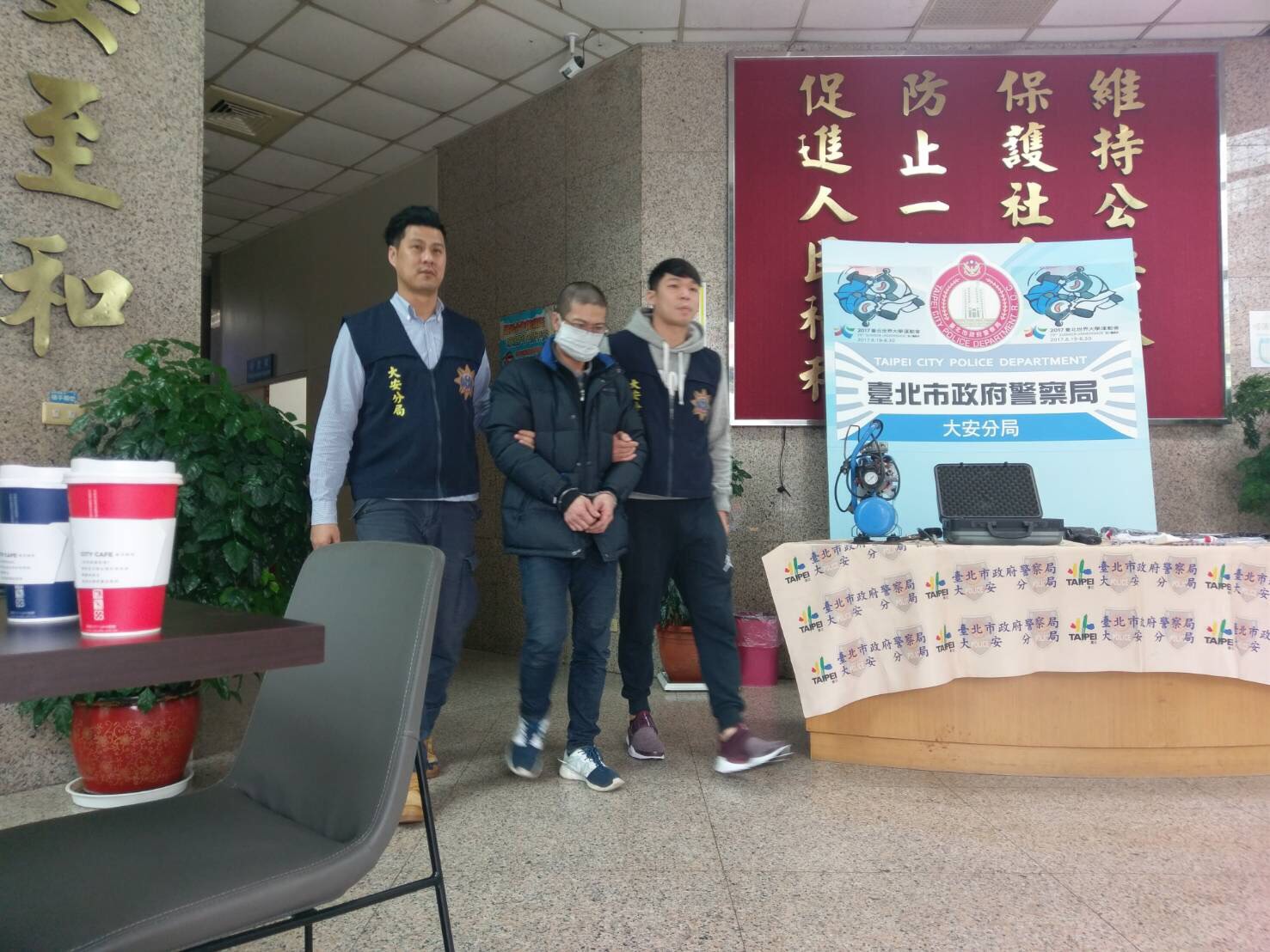 警方依據線報逮獲廖男，破獲私設兵工廠。