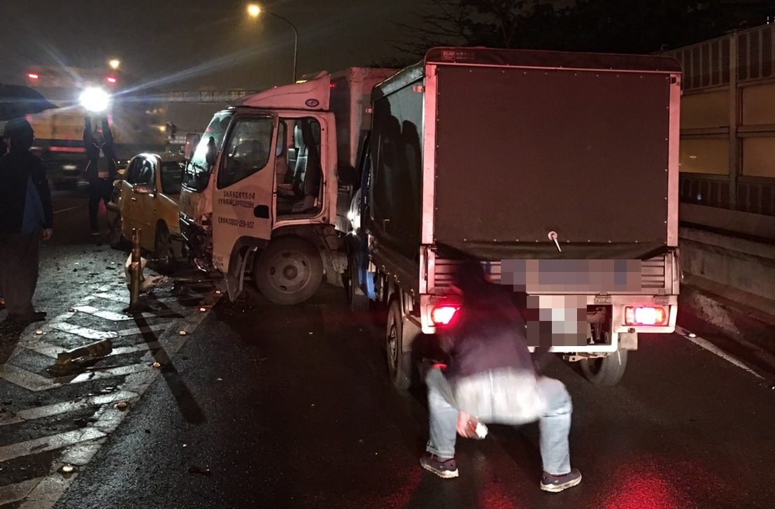 三輛車卡成一團，警消人員趕緊前往現場處理。