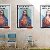 耶穌基督也曾是以色列難民。藝術家關堅設計的「難民製造」海報作品。（截取自臉書Made by Refugee）