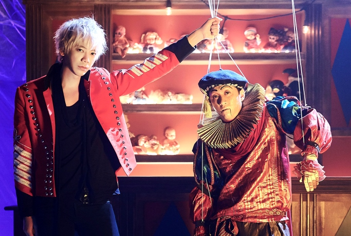 信的新歌MV〈金都男〉找來陳漢典跨刀，讓陳漢典吃足苦頭。