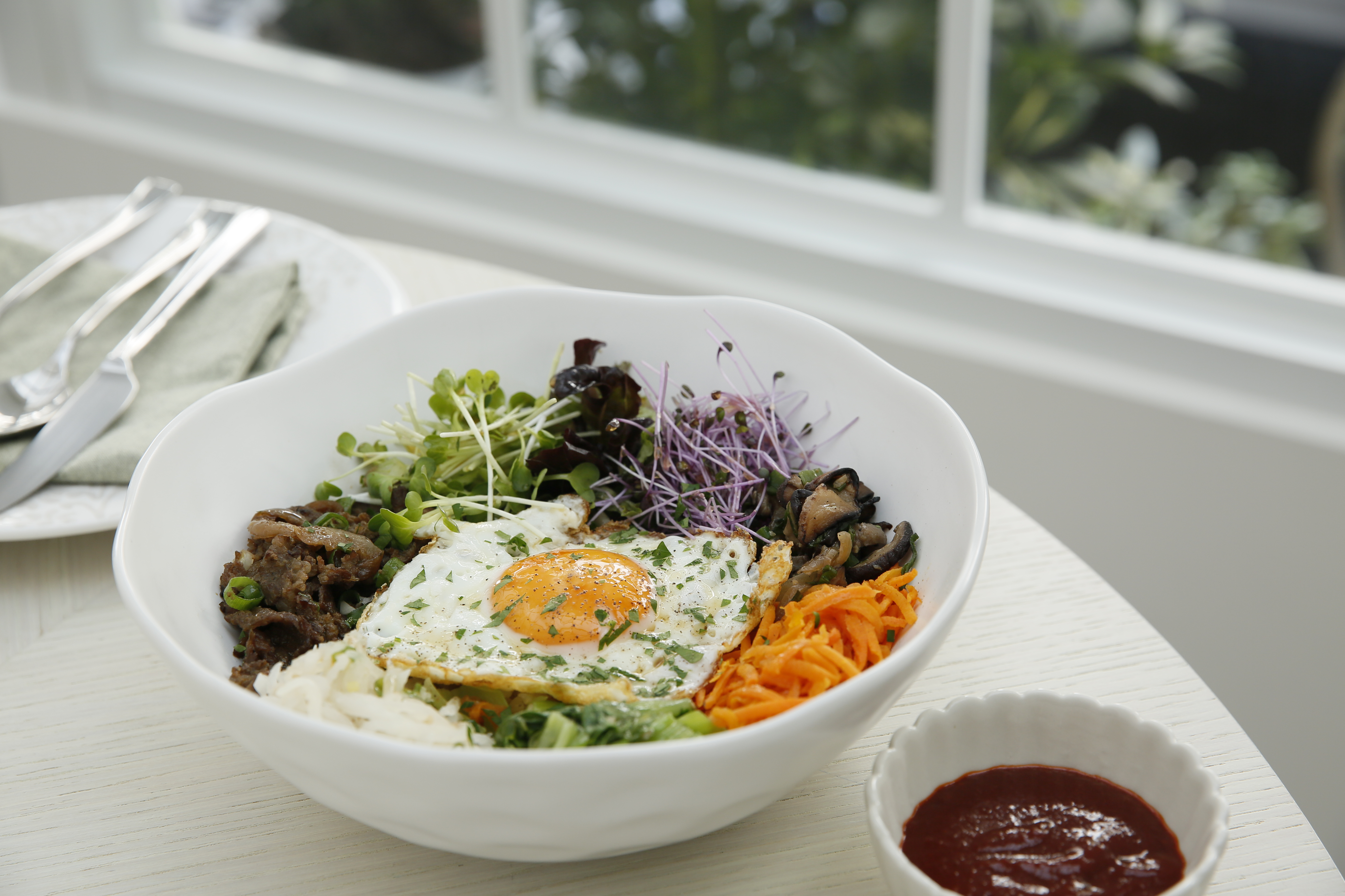 散發濃郁麻油香的「冬季蔬菜拌飯」，每樣蔬菜經過精心烹調，增添香氣層次。