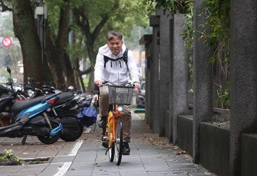 王品集團創辦人戴勝益今天騎著Ubike現身,出席商研院舉辦的經營實學講堂。