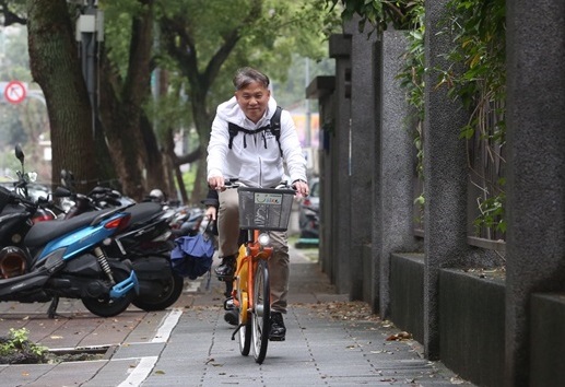 王品集團創辦人戴勝益今天騎著Ubike現身,出席商研院舉辦的經營實學講堂。