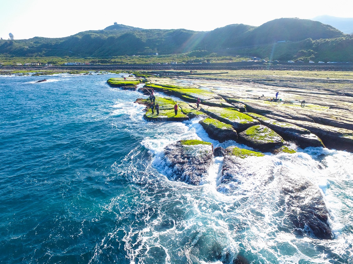 美麗寧靜的海邊漁村「馬崗漁村」，是台灣綠藻面積最大的地方。