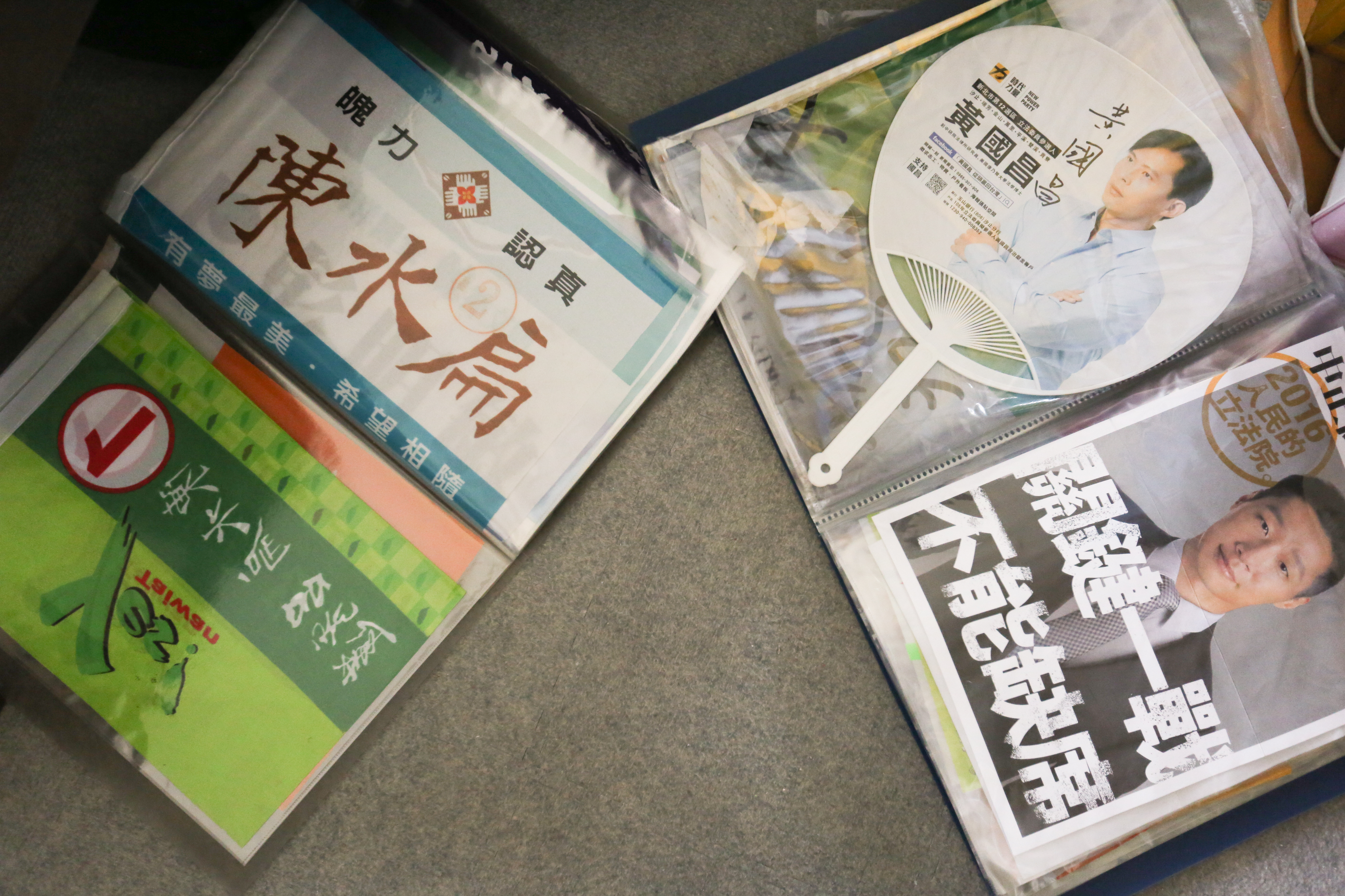 歷年台灣選舉旗幟花招百出，高橋直覺會成為重要歷史，著手收集，後來學生一有新發現還會主動拿給他。