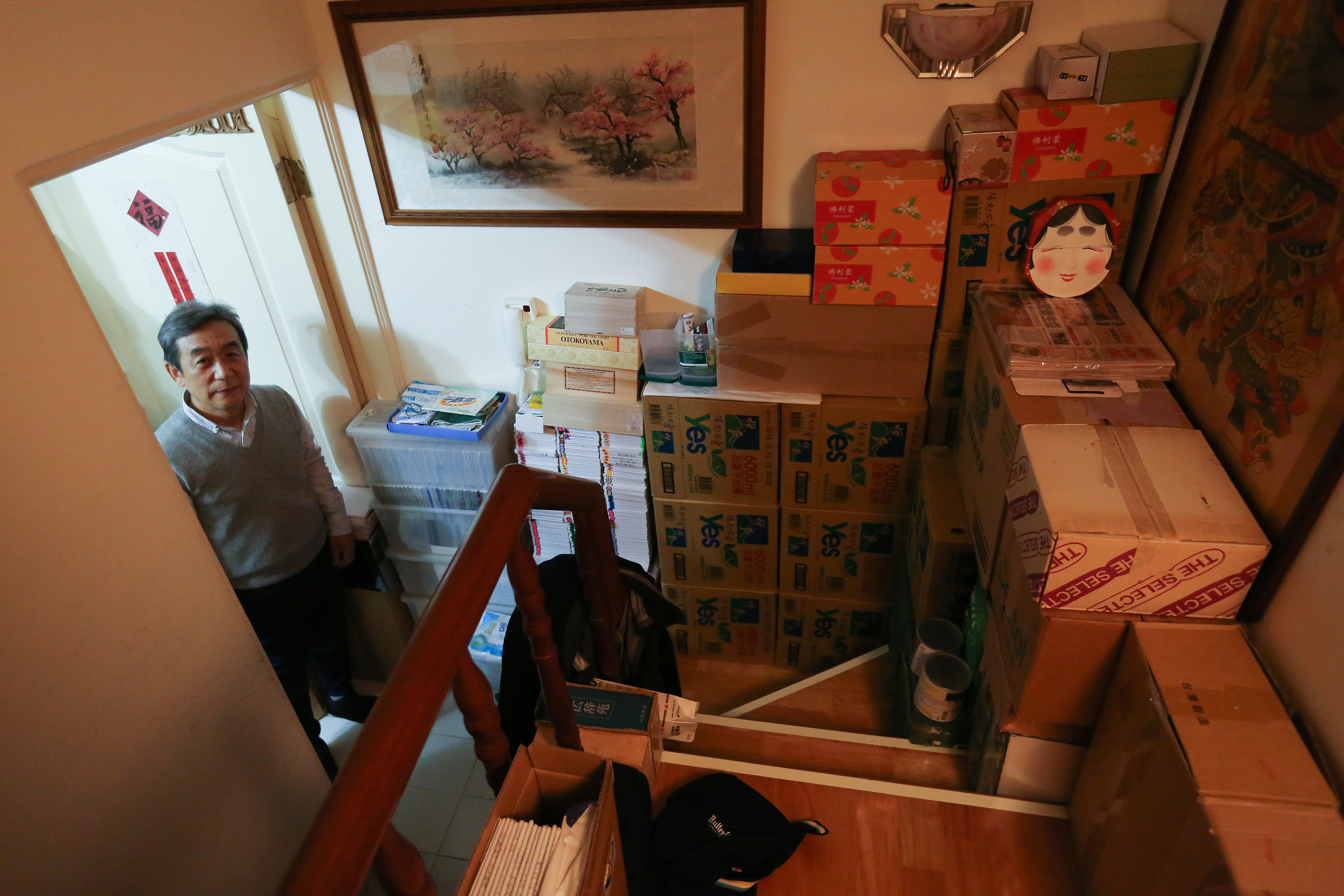 高橋正己有個房間，堆積著多年收集而來的各種台灣製造物品。